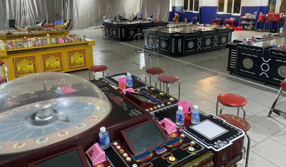 Hơn 20 người đánh bạc bằng hình thức trò chơi bắn cá bị bắt quả tang. resort-hang-sang (4).jpg