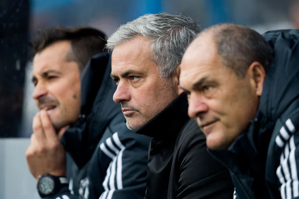 Silvino Louro và Jose Mourinho trên băng ghế huấn luyện. ẢNH: MIRROR/GETTY jose-mourinho-.jpg