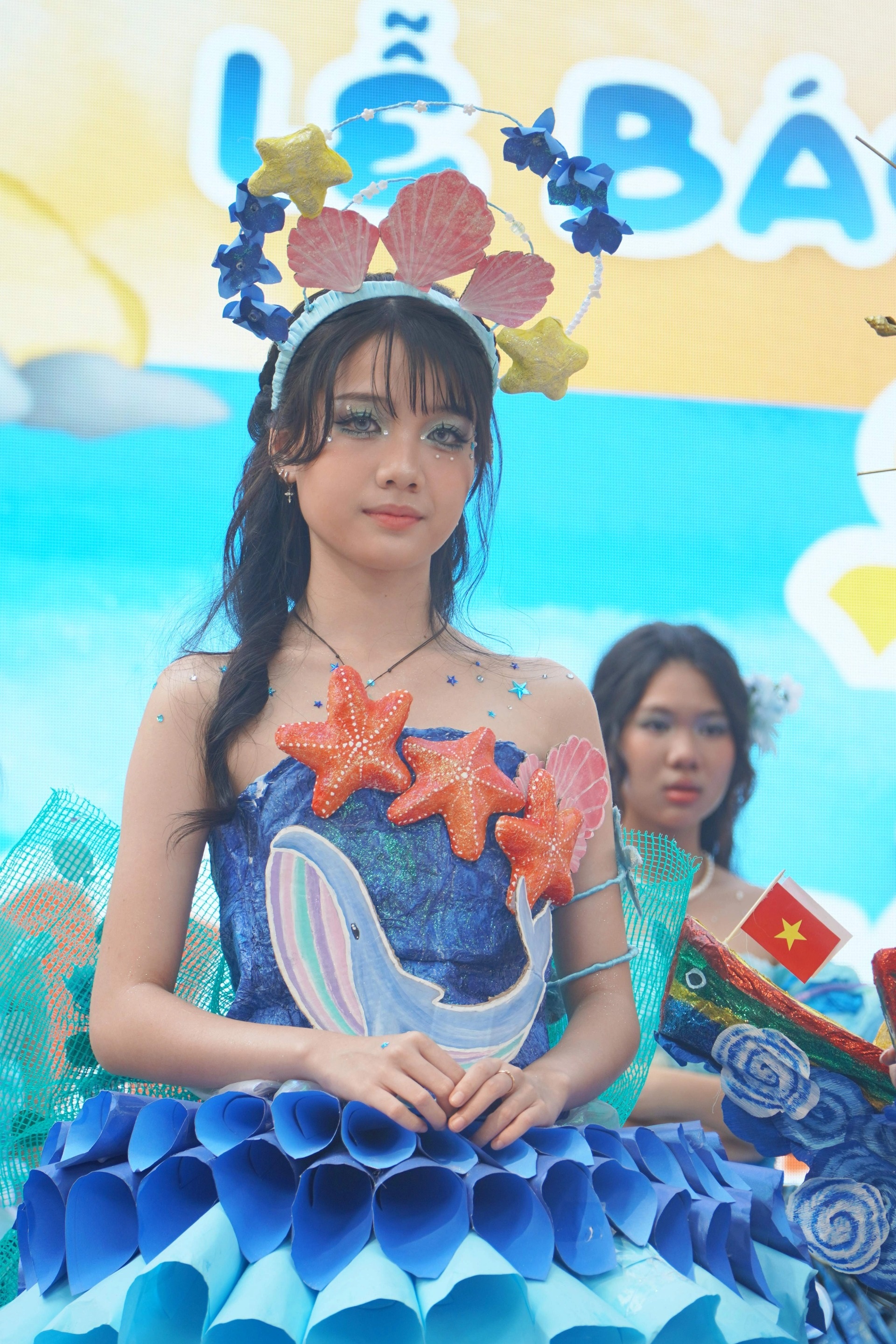 “Đã mắt” với sàn diễn thời trang giấy và rap về biển đảo của học sinh - 2