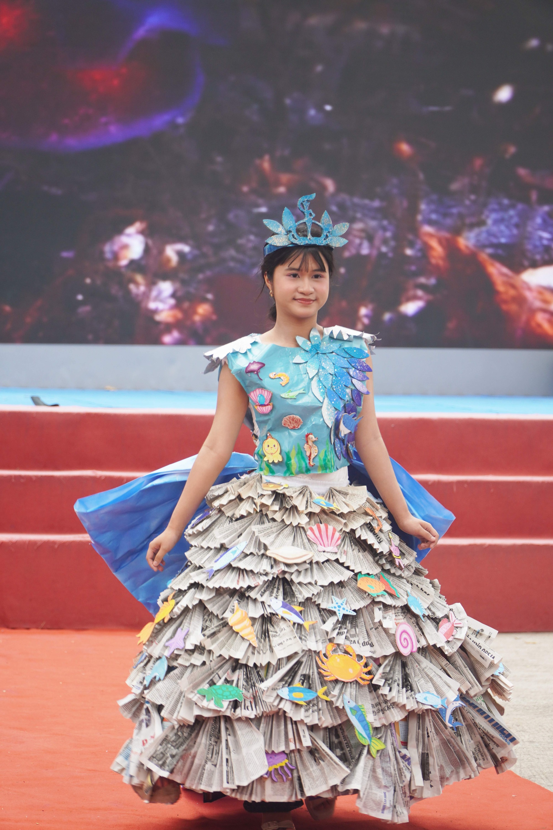 “Đã mắt” với sàn diễn thời trang giấy và rap về biển đảo của học sinh - 3