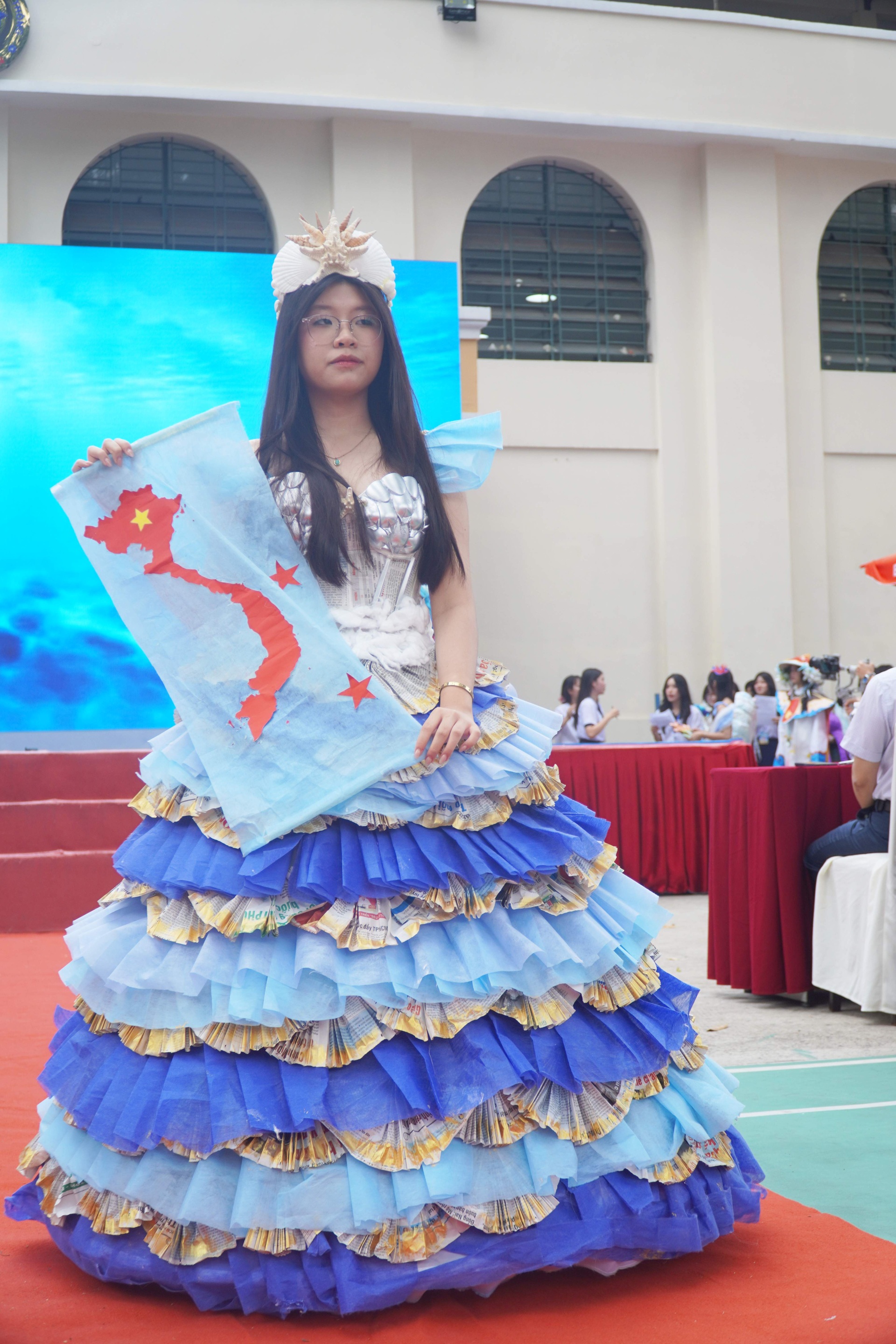 “Đã mắt” với sàn diễn thời trang giấy và rap về biển đảo của học sinh - 5