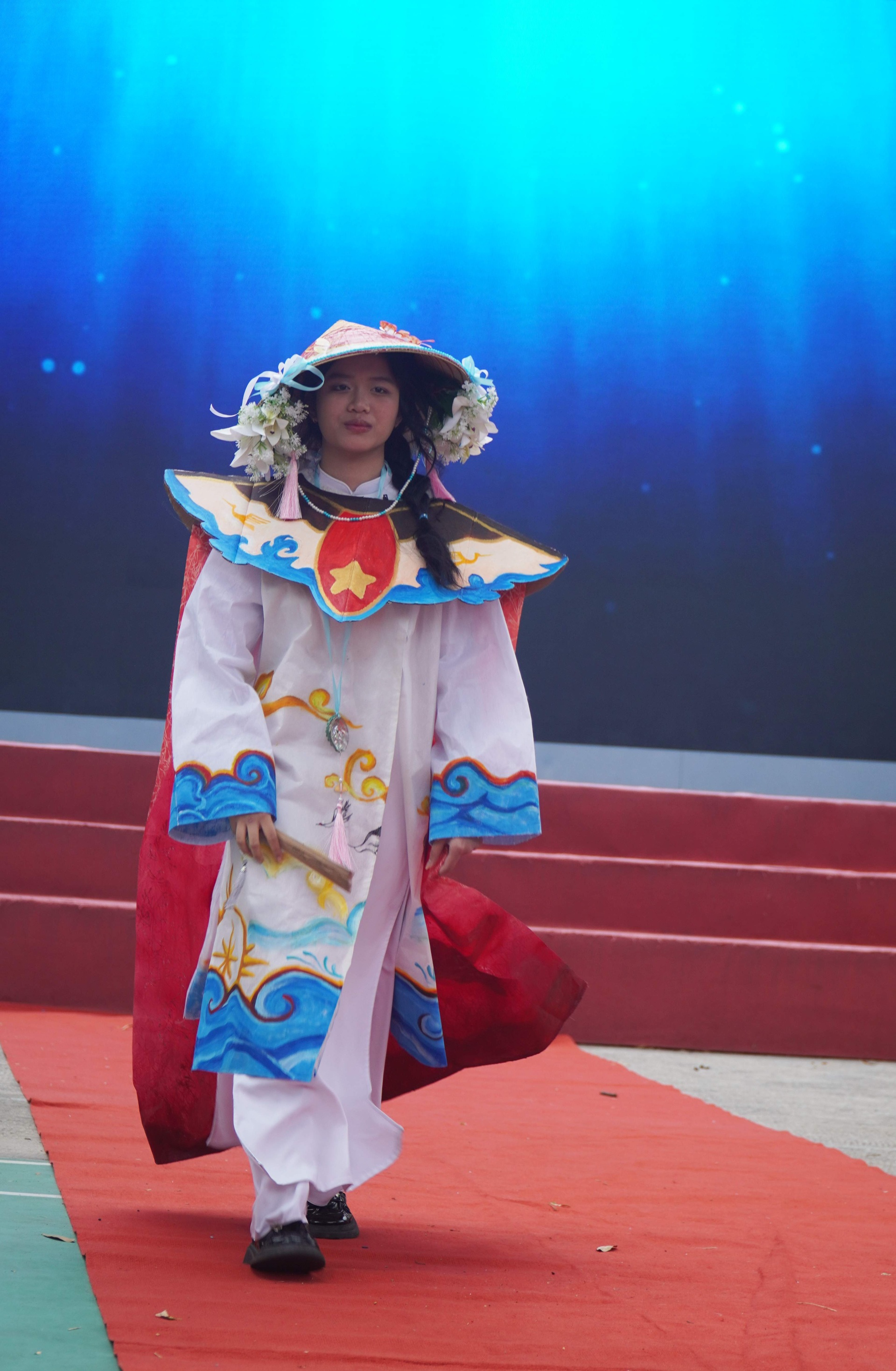 “Đã mắt” với sàn diễn thời trang giấy và rap về biển đảo của học sinh - 6