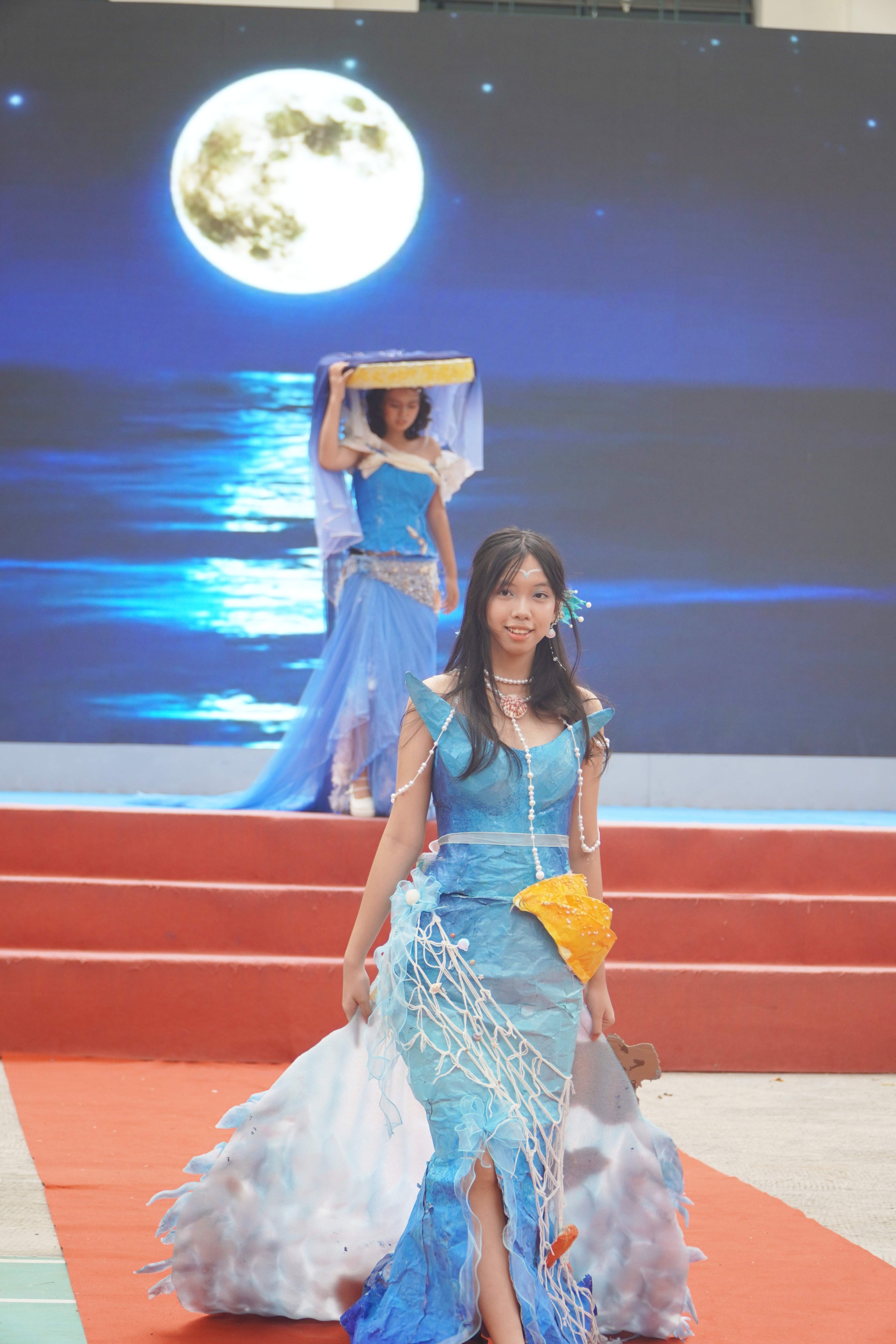 “Đã mắt” với sàn diễn thời trang giấy và rap về biển đảo của học sinh - 7