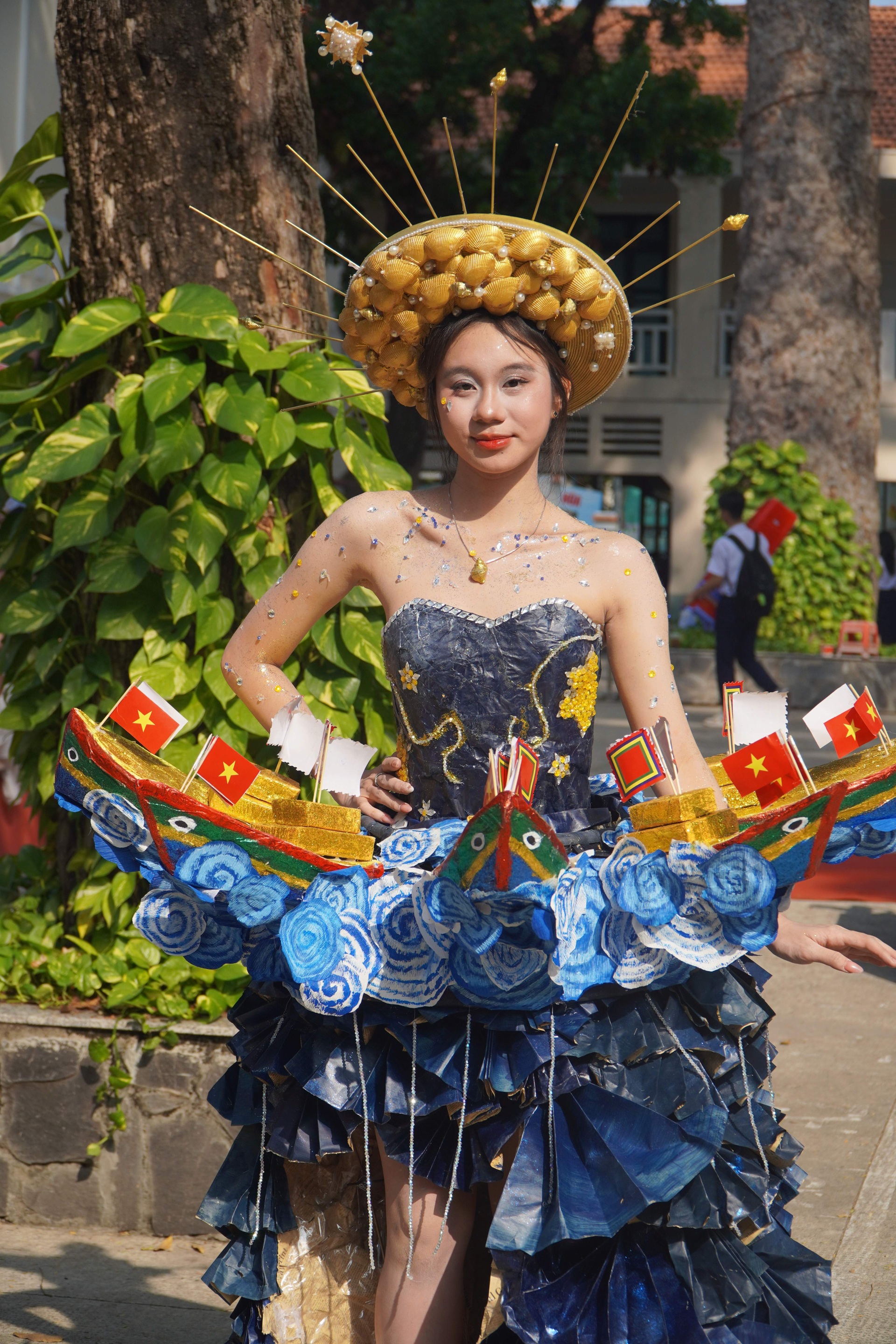 “Đã mắt” với sàn diễn thời trang giấy và rap về biển đảo của học sinh - 8