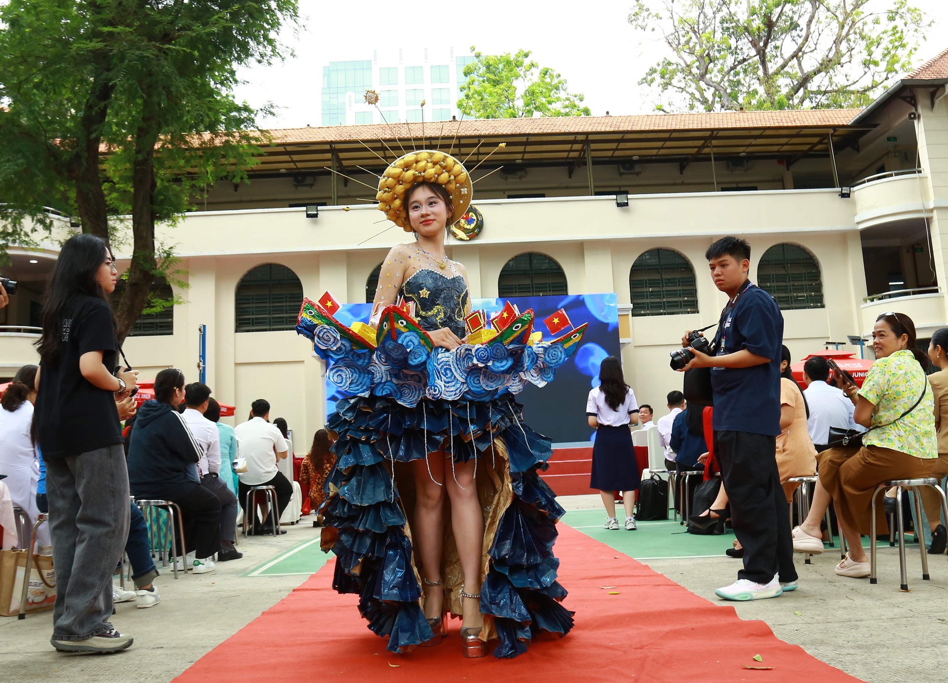 “Đã mắt” với sàn diễn thời trang giấy và rap về biển đảo của học sinh - 9