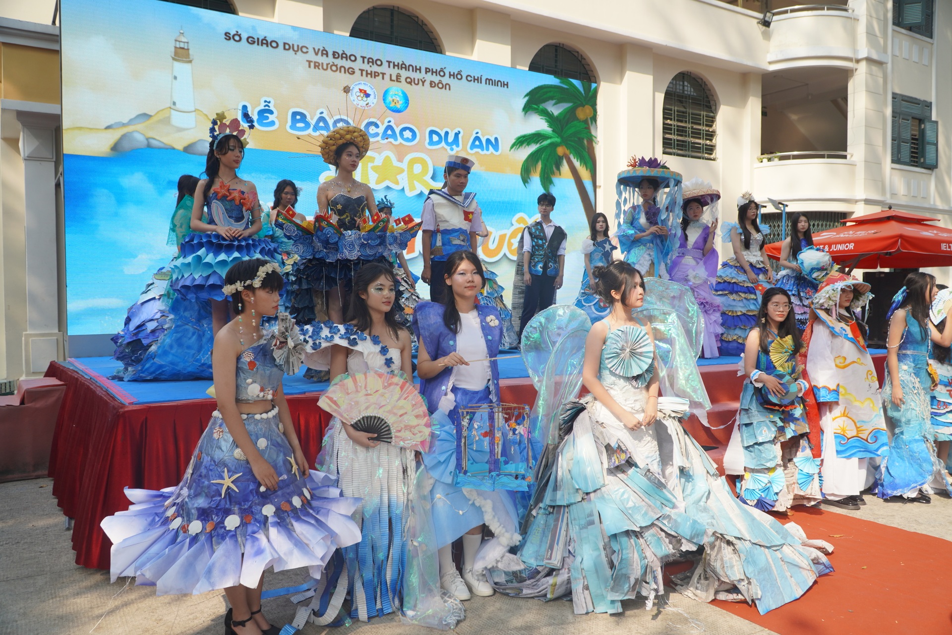 “Đã mắt” với sàn diễn thời trang giấy và rap về biển đảo của học sinh - 11