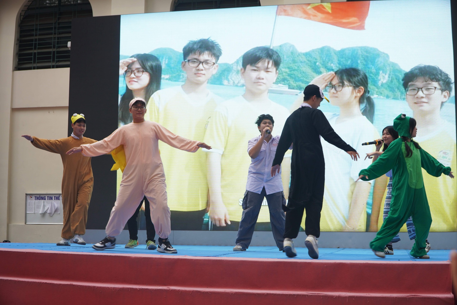 “Đã mắt” với sàn diễn thời trang giấy và rap về biển đảo của học sinh - 12