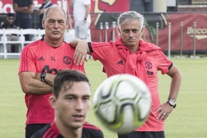 Mourinho gửi lời tri ân xúc động sau khi cựu HLV của MU và Chelsea qua đời