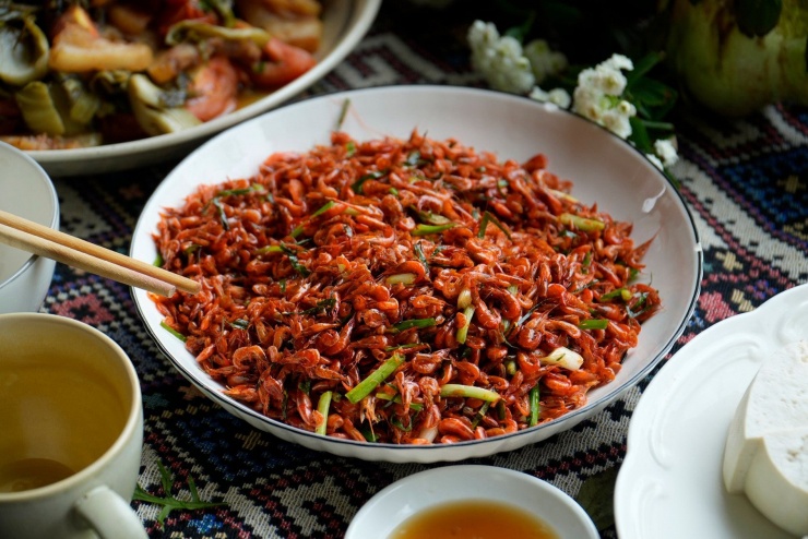 Bản làng xanh mát cách Hà Nội 250km, khách vượt xa đến hái rau, tự nấu cơm 5 Món tép sông rang hấp dẫn Hải Đăng tự chế biến ở homestay