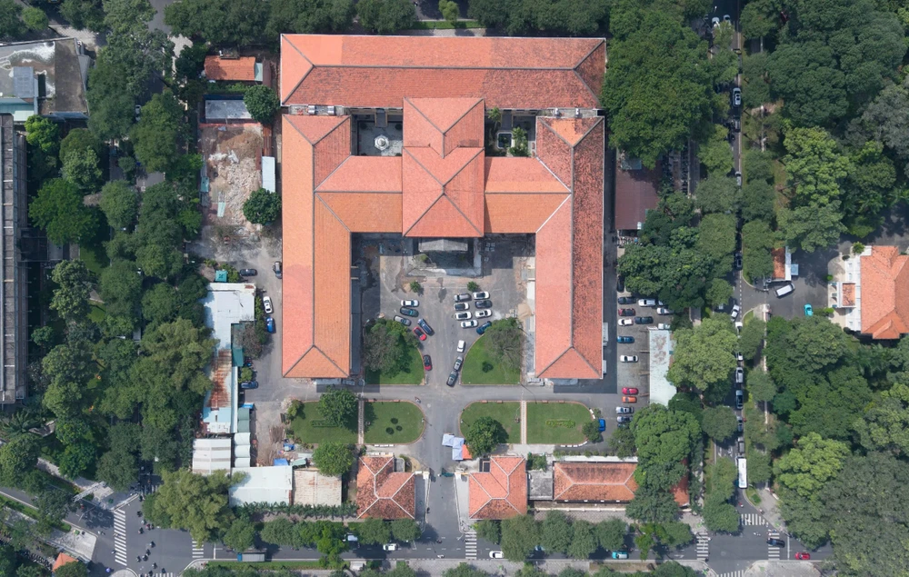 TAND TP.HCM ban đầu được xây dựng theo hình chữ H, kết hợp giữa kiến trúc châu Âu và kiến trúc La Mã. Từ cổng toà nhà nhìn vào là 4 cụm công viên ở hai bên sân rộng, đi thẳng vào cửa chính của tòa nhà là gian sảnh lớn ngăn cách giữa hai phòng xét xử. Sau đó, một tòa nhà mới được xây dựng thêm phía đường Nguyễn Trung Trực để mở rộng diện tích làm việc. Ảnh: THUẬN VĂN