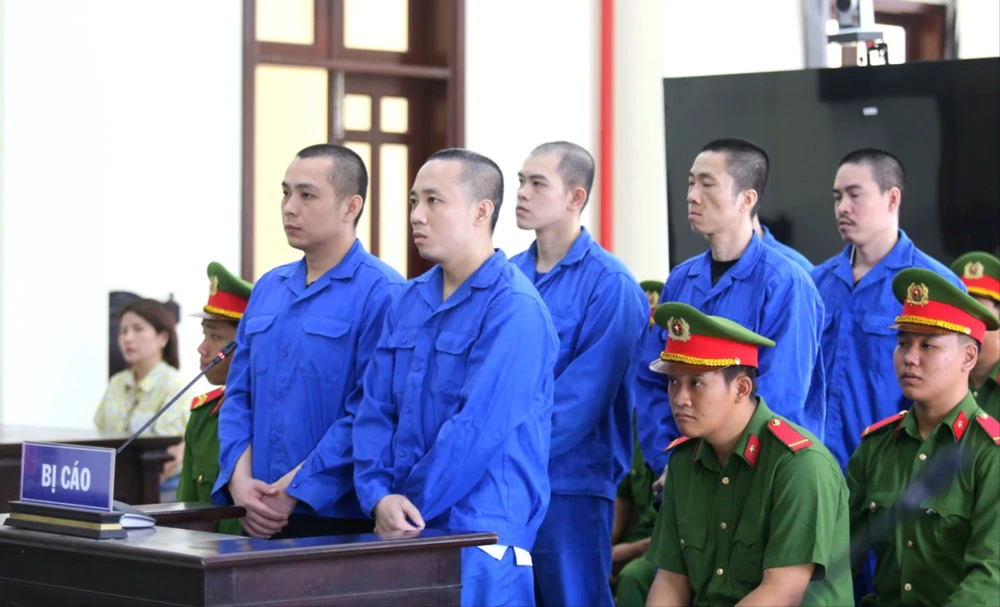 Các bị cáo tham gia trong vụ án tại phiên tòa. Ảnh: HUỲNH DU Hơn 2 triệu USD.jpg