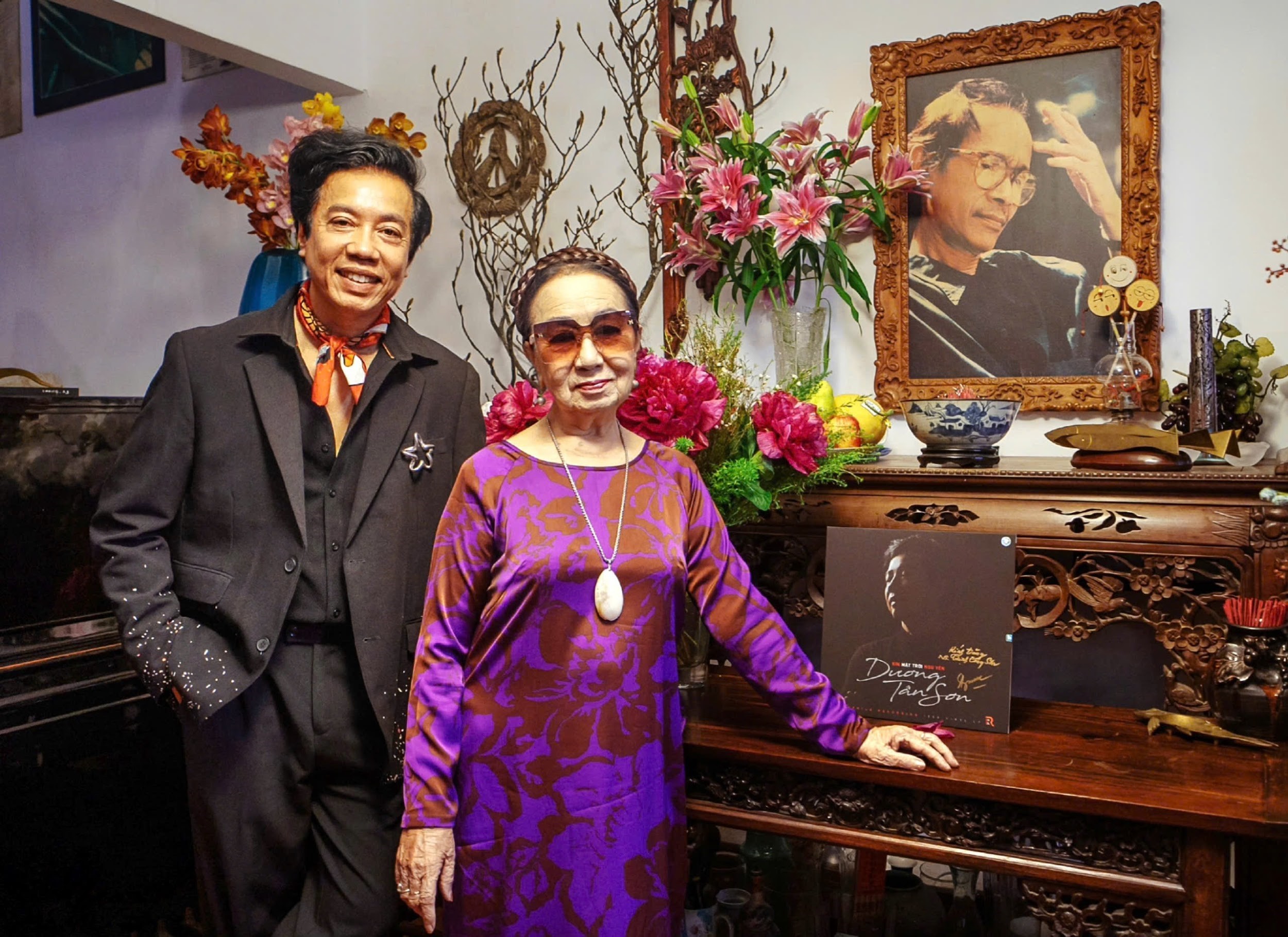 Dương Tấn Sơn từ đĩa than Xin Mặt Trời Ngủ Yên đến đêm nhạc Hãy Yêu Nhau Đi 7 duong-tan-son-6-1766179992.jpg