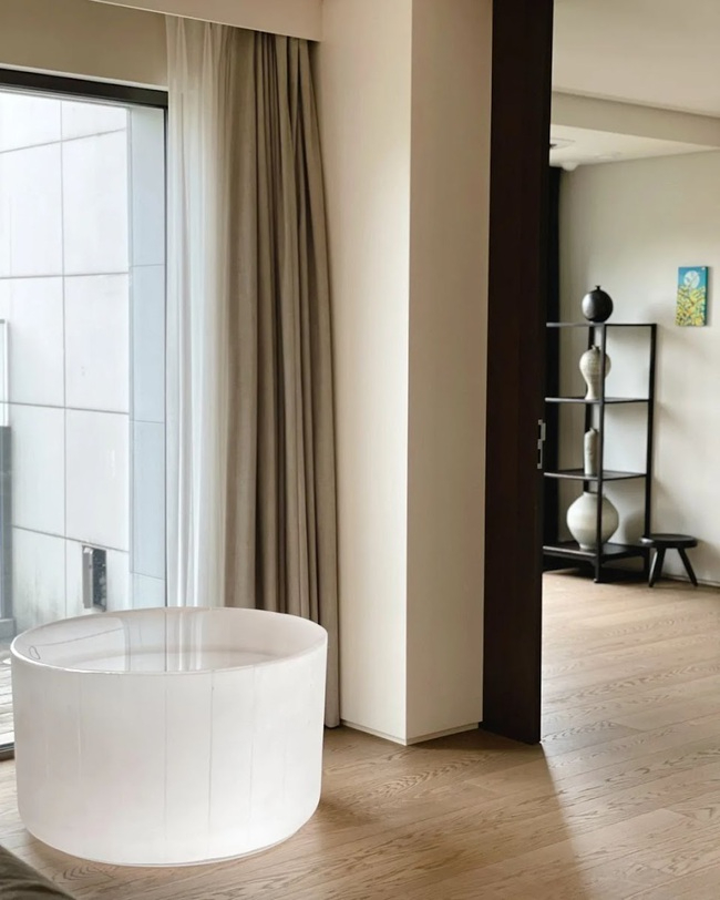 Cận cảnh căn hộ 131 tỷ của thủ lĩnh BTS: Đẹp như triển lãm thu nhỏ, góc nào cũng thơm mùi tiền- Ảnh 12.