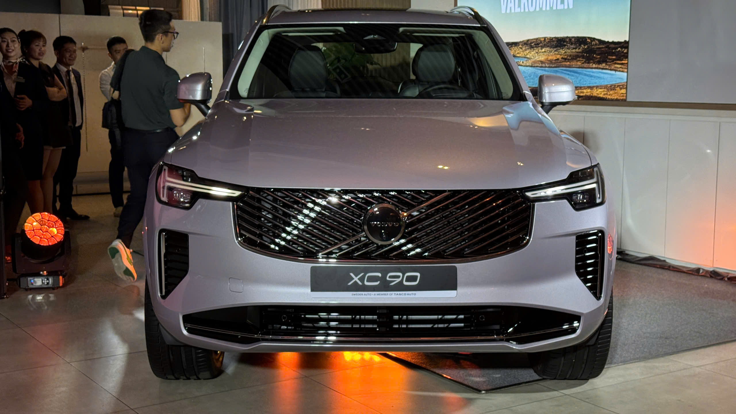 SUV cao cấp nhất của Volvo 'chào' khách Việt giá 3,289 tỉ đồng - Ảnh 2.