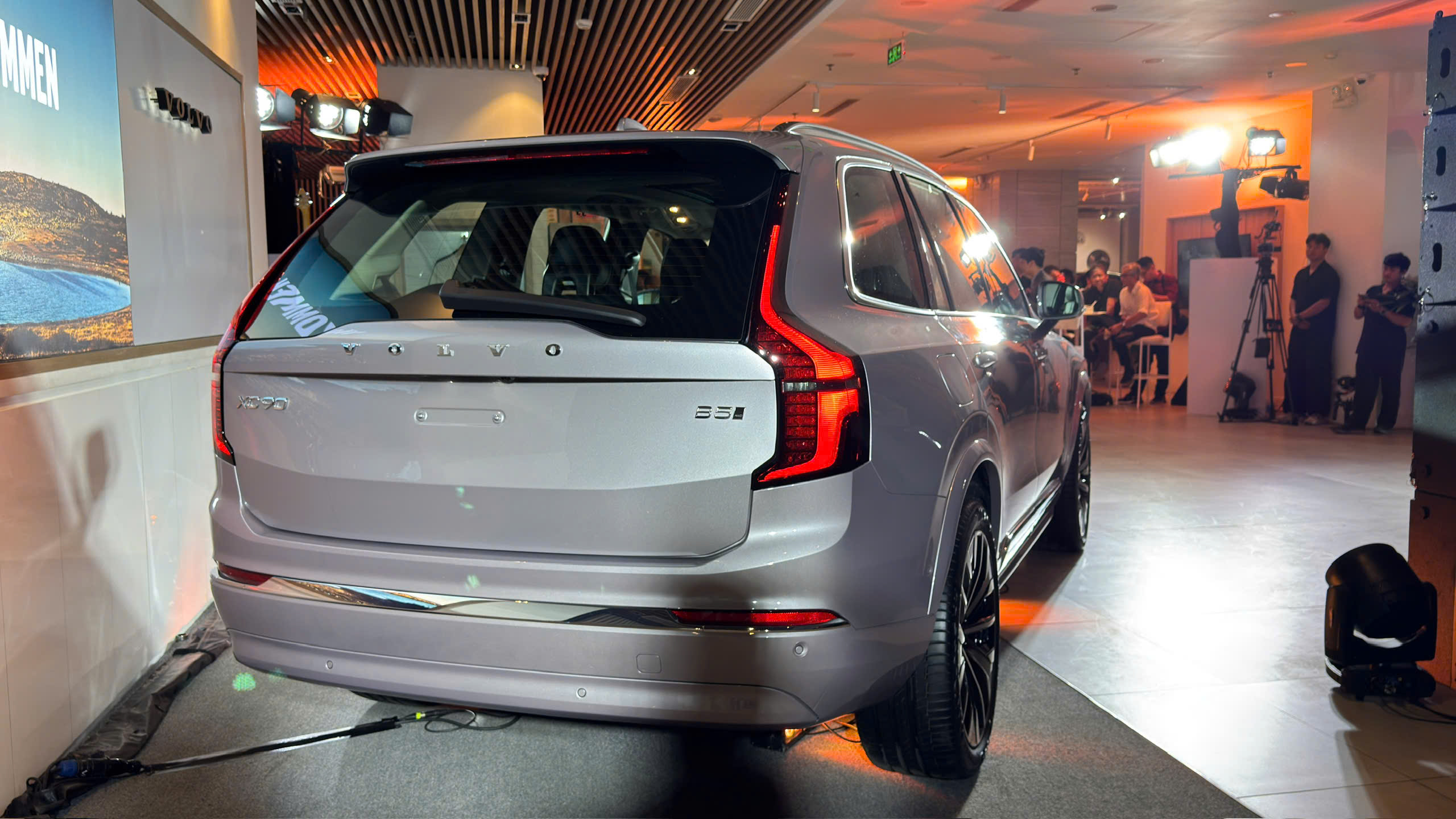 SUV cao cấp nhất của Volvo 'chào' khách Việt giá 3,289 tỉ đồng - Ảnh 3.