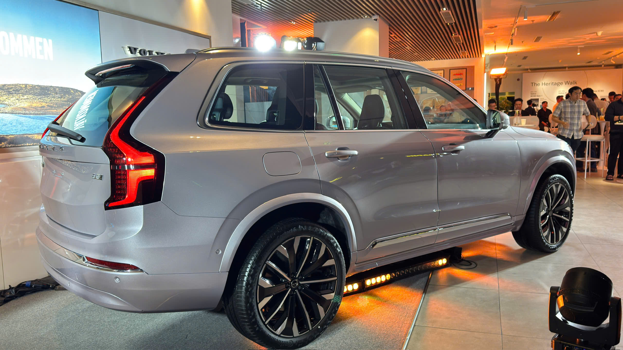 SUV cao cấp nhất của Volvo 'chào' khách Việt giá 3,289 tỉ đồng - Ảnh 4.