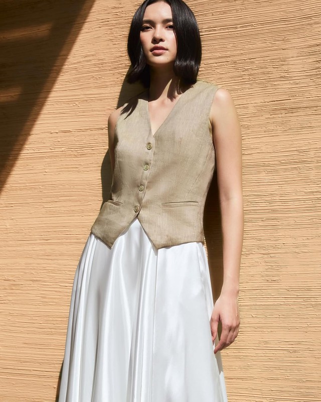 Trang phục vải lụa mùa hè 2026: Đẹp nhẹ nhàng , trẻ trung và thanh lịch - Ảnh 6. Trang phục vải lụa mùa hè 2026: Đẹp nhẹ nhàng , trẻ trung và thanh lịch - Ảnh 6.