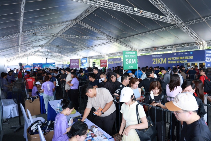 Runner nhận Bib tại khu expo mới. Ảnh: VnExpress Marathon