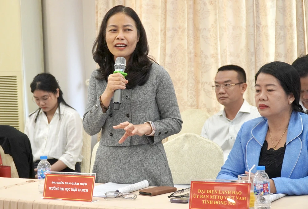 Tiến sĩ Đinh Thị Chiến - Phụ trách Trung tâm Tư vấn pháp luật và Phục vụ cộng đồng Trường Đại học Luật TP.HCM nêu ý kiến. Ảnh: VŨ HỘI luật sư 4.jpg