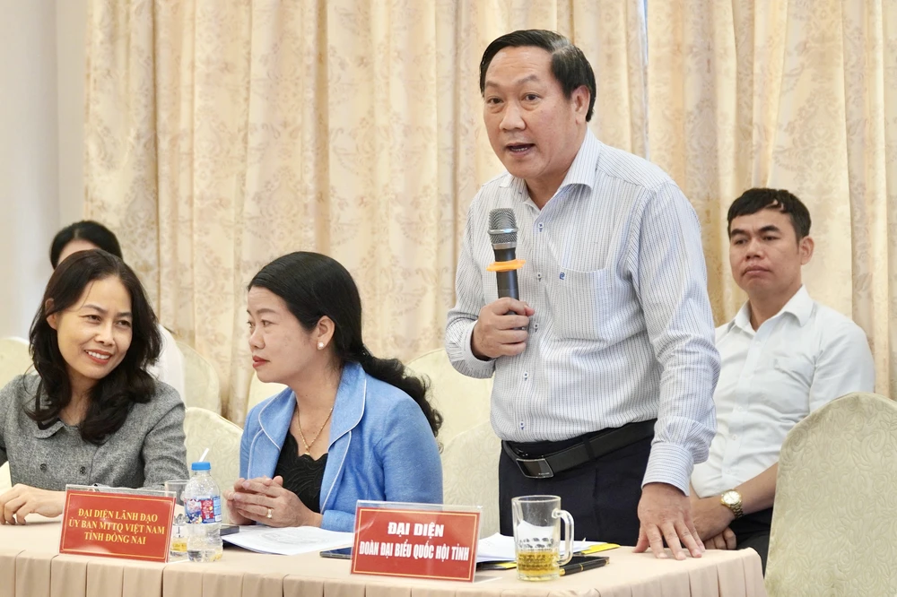 Phó trưởng đoàn chuyên trách Đoàn ĐBQH tỉnh Đồng Nai Bùi Xuân Thống góp ý kiến trong hội nghị. Ảnh: VŨ HỘI. luật sư 5.jpg