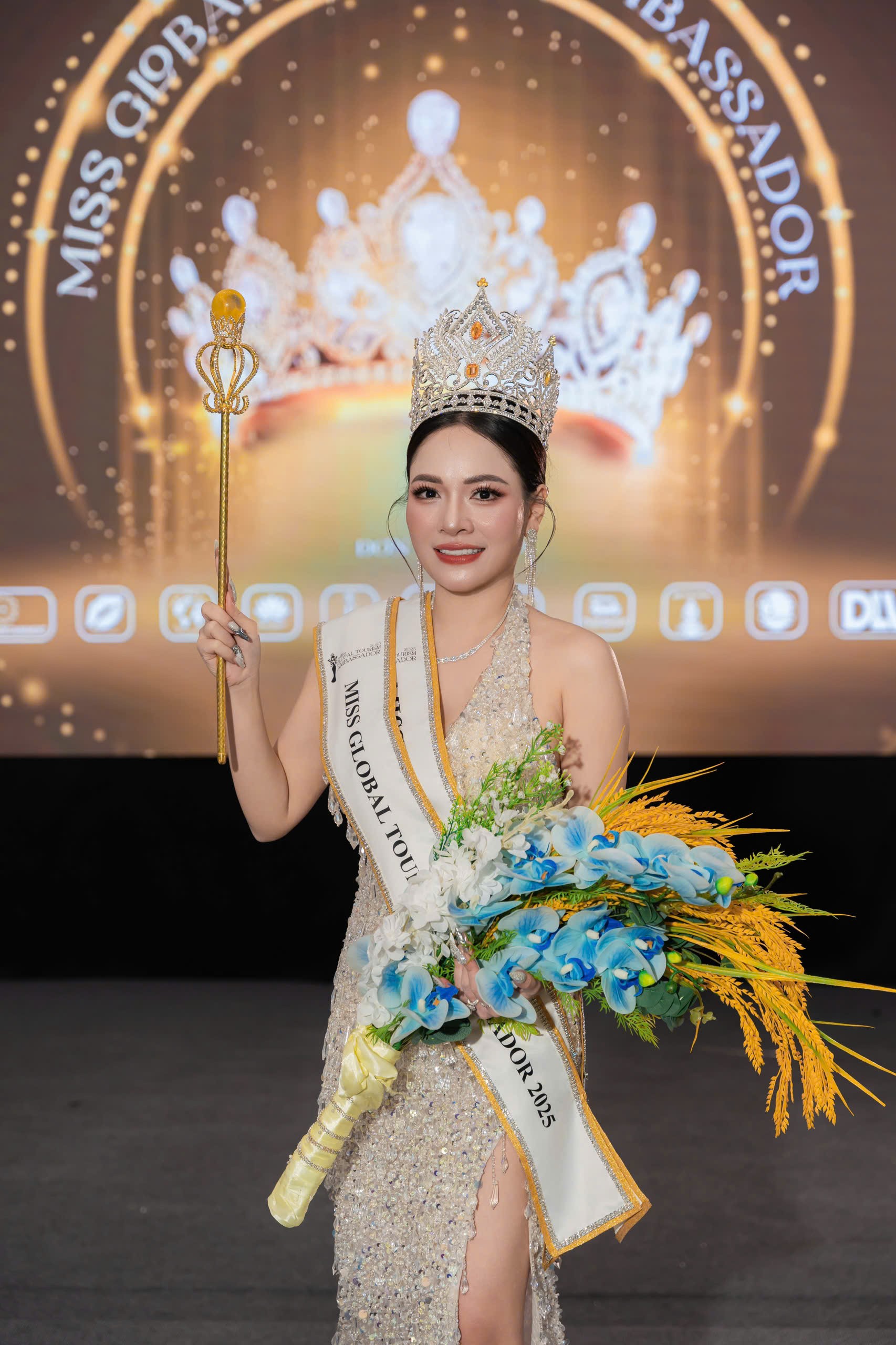 THÂN CẨM VÂN – ELISA ĐĂNG QUANG HOA HẬU ĐẠI SỨ DU LỊCH TOÀN CẦU 2025 2 than-cam-van-elisa-7-1765443480.jpg