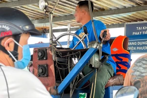 Lái thuyền và nhiều hành khách không mặc áo phao khi qua phà Bình Quới