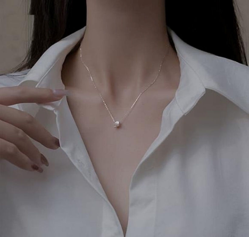Khi phụ nữ đeo vòng cổ, vàng hay bạc tốt hơn?- Ảnh 2.