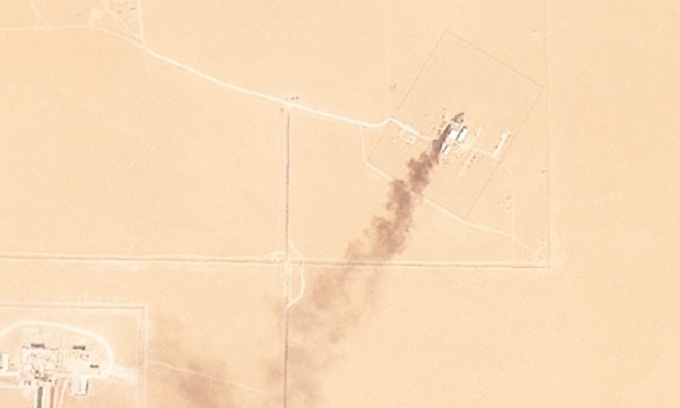 Khói bốc lên từ vị trí cất radar AN/TPY-2 tại căn cứ Price Sultan, Arab Saudi ngày 1/3. Ảnh: Planet Labs