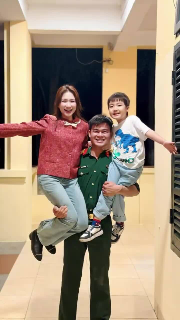 Bạn trai Hòa Minzy bế hai mẹ con ca sĩ trên tay