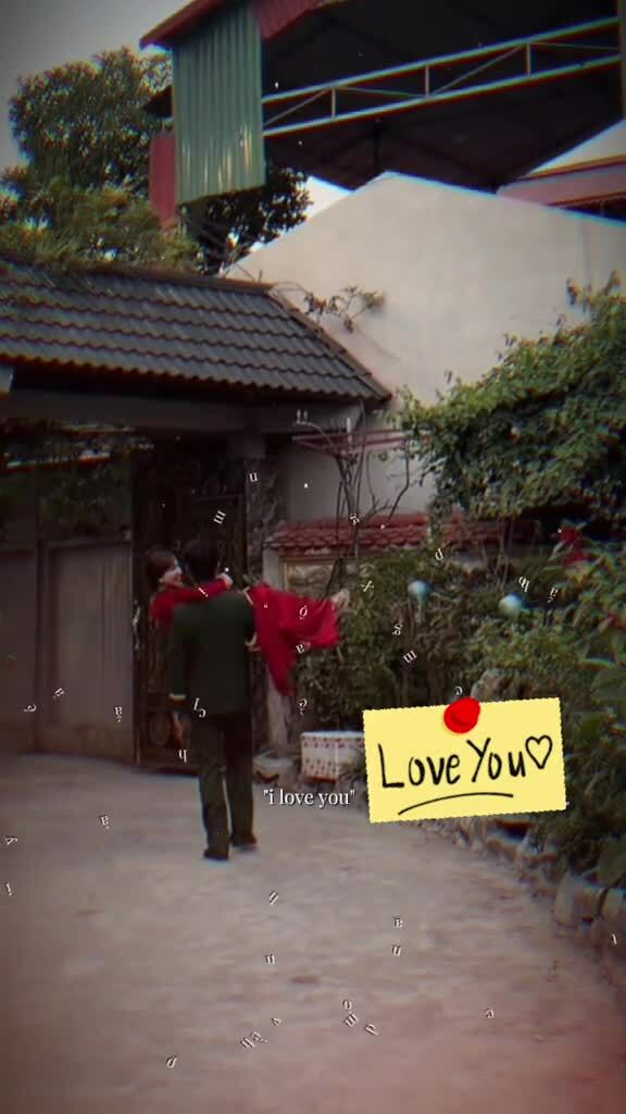 Bạn trai Hòa Minzy nhắc bổng ca sĩ bằng một tay