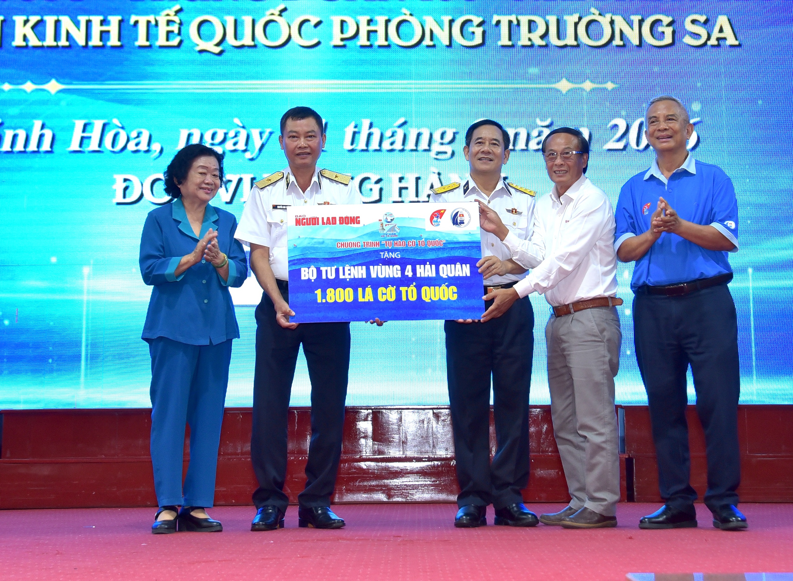 Trao 145 suất học bổng Vừ A Dính và 2.000 lá cờ đến Vùng 4 Hải quân - Ảnh 3.