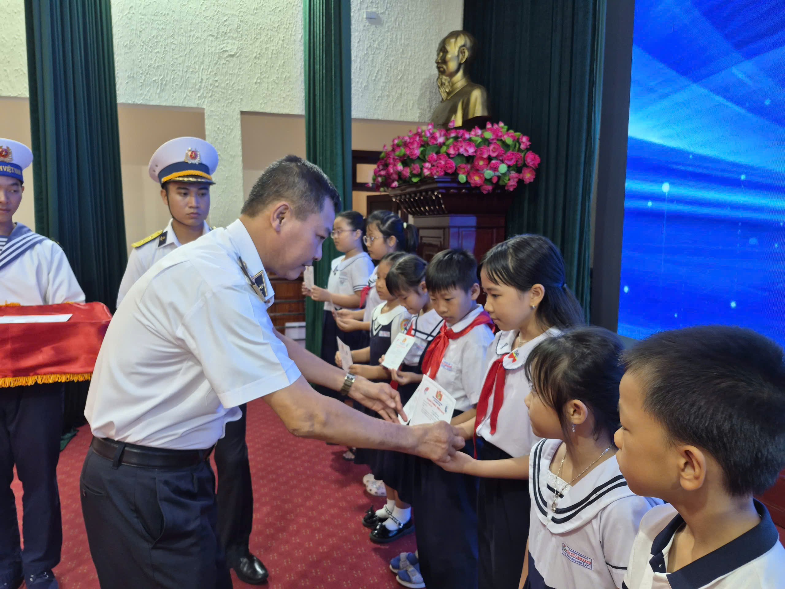Trao 145 suất học bổng Vừ A Dính và 2.000 lá cờ đến Vùng 4 Hải quân - Ảnh 4.