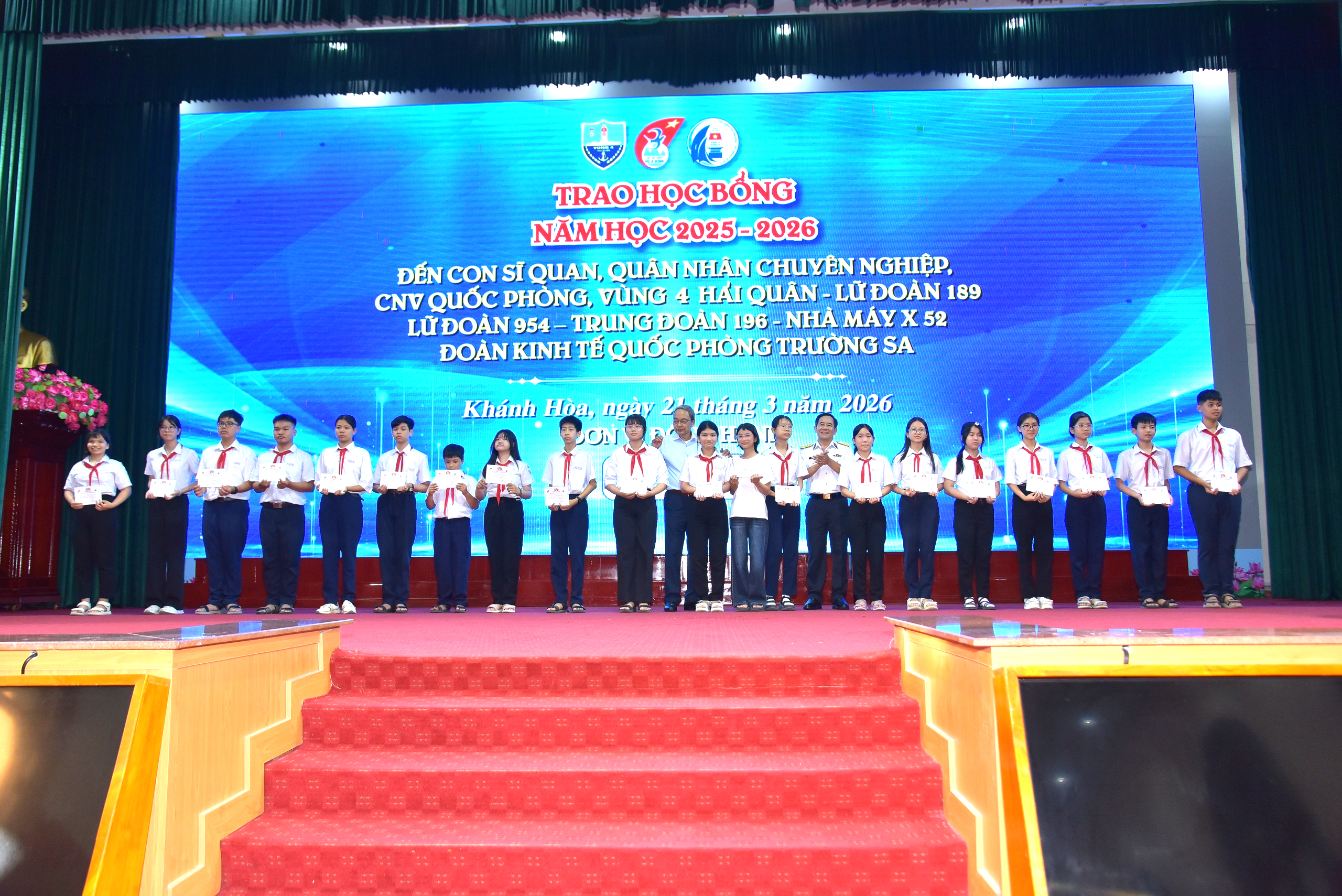 Trao 145 suất học bổng Vừ A Dính và 2.000 lá cờ đến Vùng 4 Hải quân - Ảnh 5.