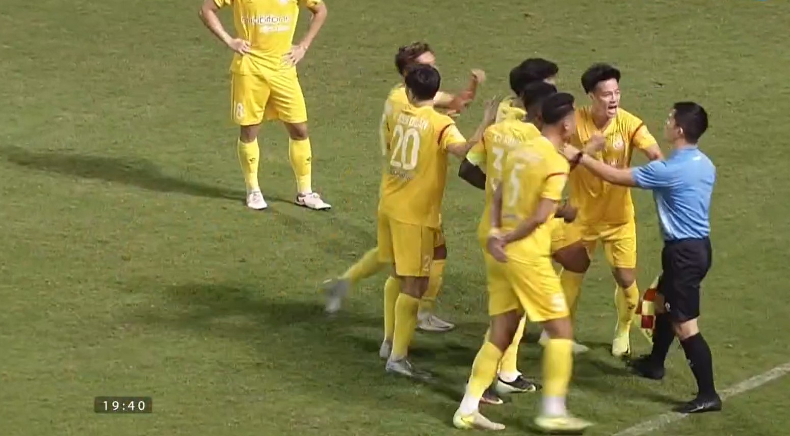 Ninh Bình thắng PVF-CAND kịch tính như phim hành động: Vào bán kết Cúp quốc gia- Ảnh 5. Ninh Bình thắng PVF-CAND kịch tính như phim hành động: Vào bán kết Cúp quốc gia- Ảnh 5.