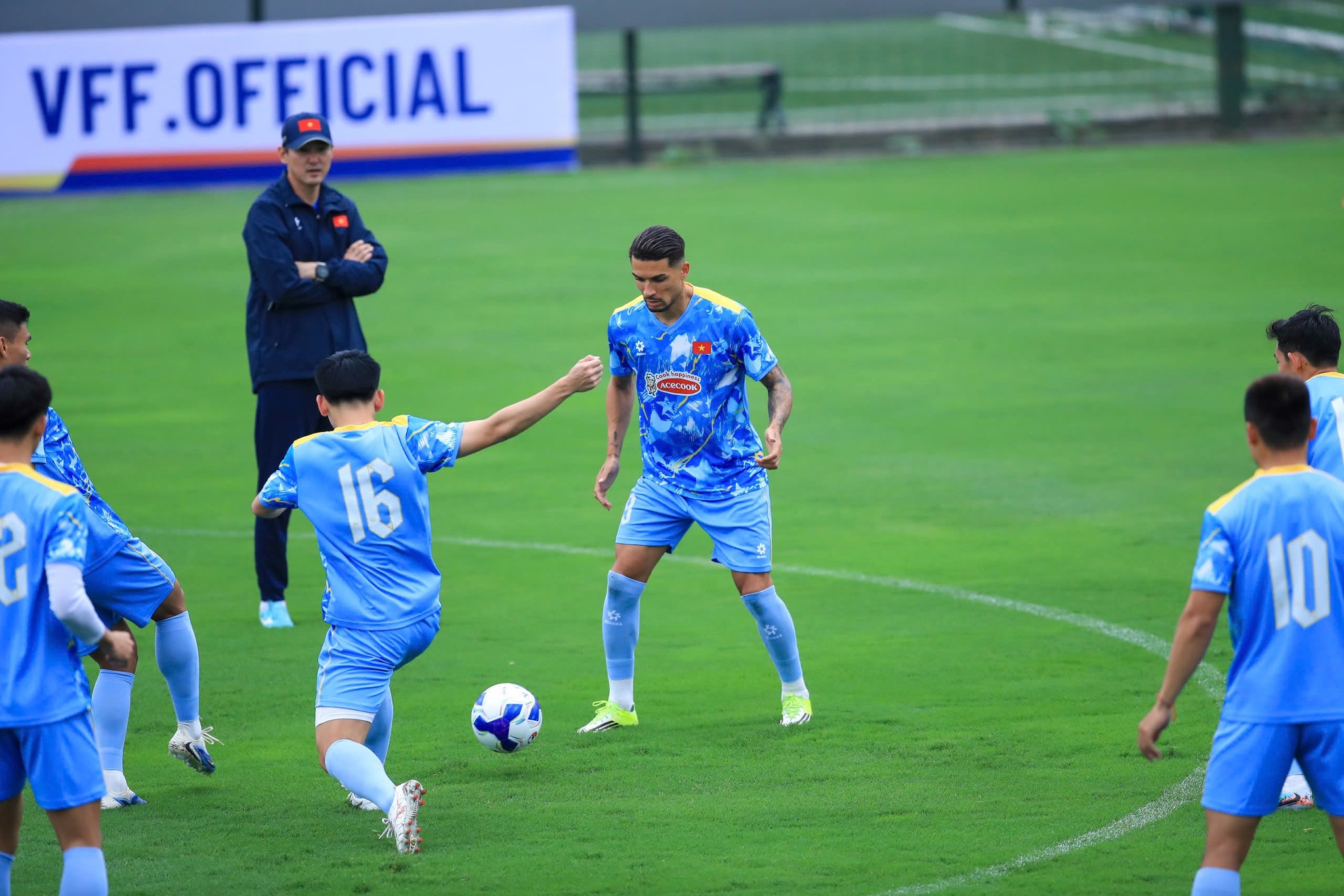 Cầu thủ nhập tịch Đỗ Hoàng Hên tự hào khoác áo tuyển Việt Nam - Ảnh 2.