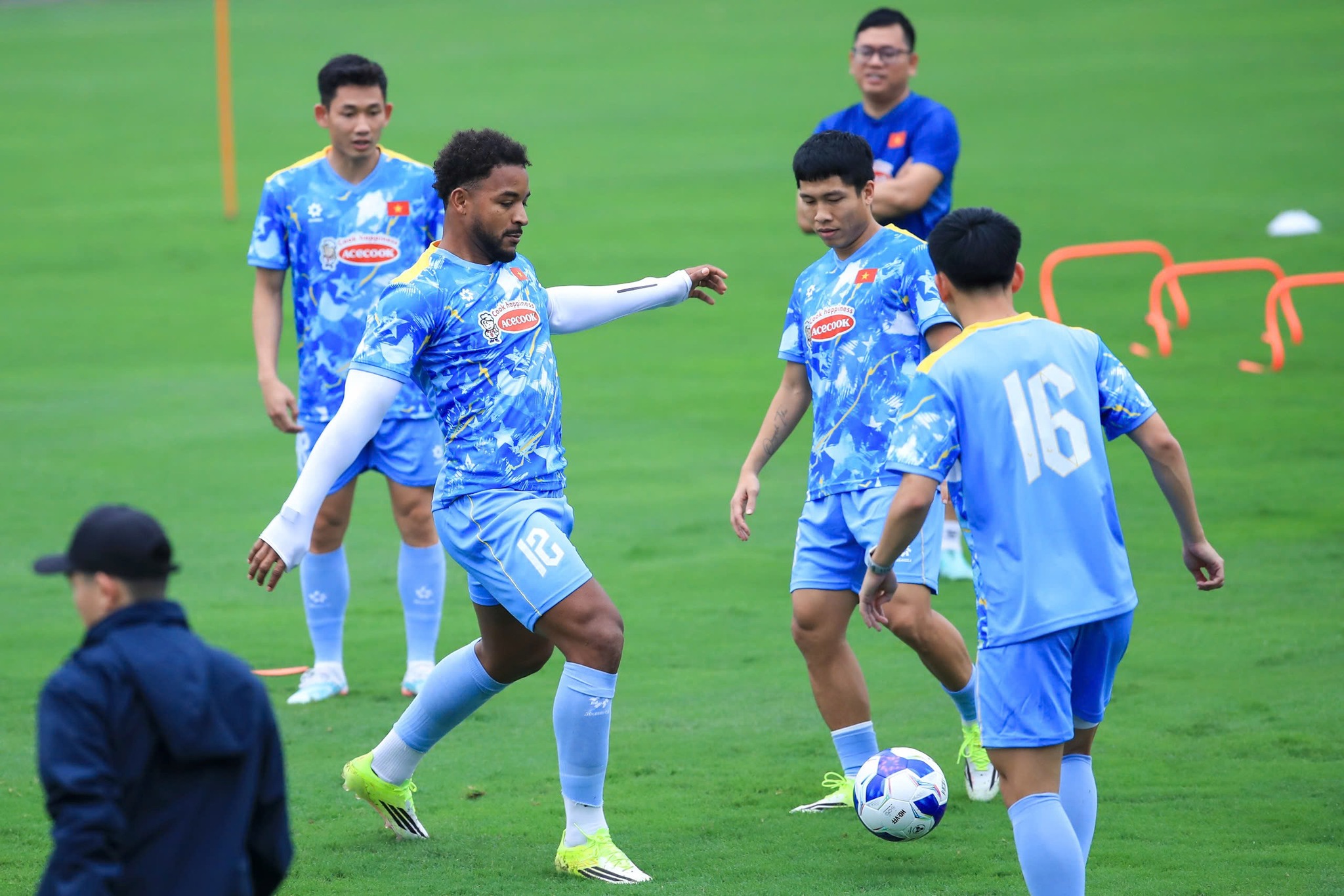 Cầu thủ nhập tịch Đỗ Hoàng Hên tự hào khoác áo tuyển Việt Nam - Ảnh 5.