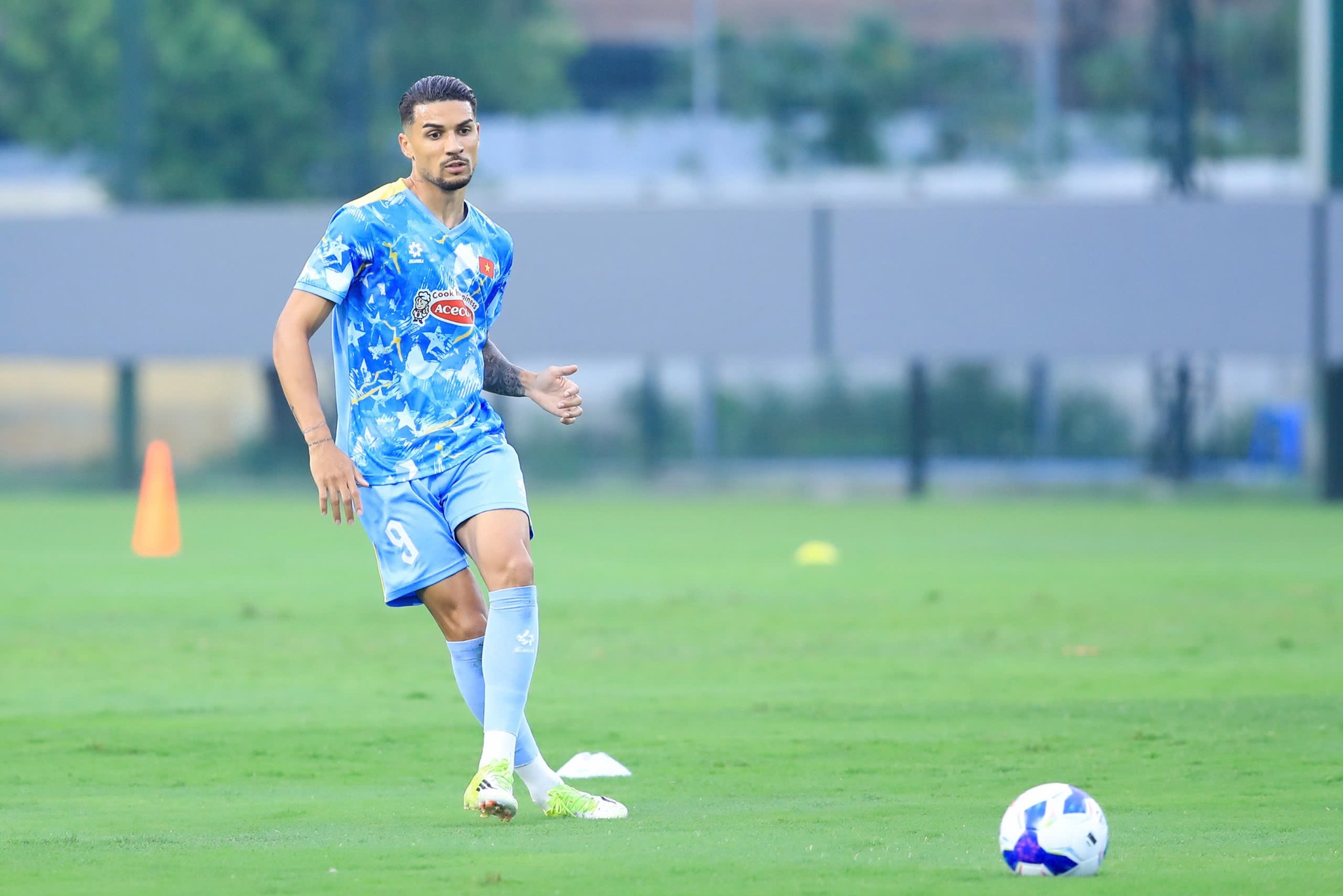 Cầu thủ nhập tịch Đỗ Hoàng Hên tự hào khoác áo tuyển Việt Nam - Ảnh 7.