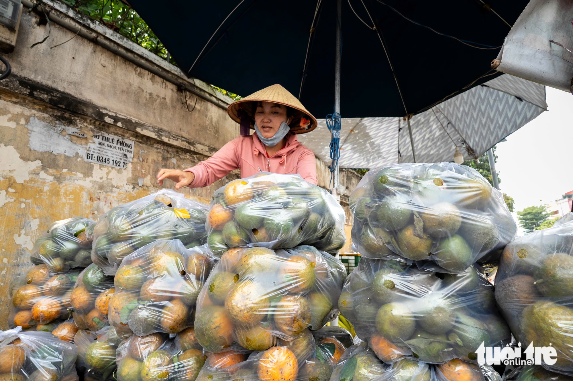 Cam sành, dưa hấu, thanh long, xoài... rớt giá thê thảm, điểm bán đổ thành đống - Ảnh 3.