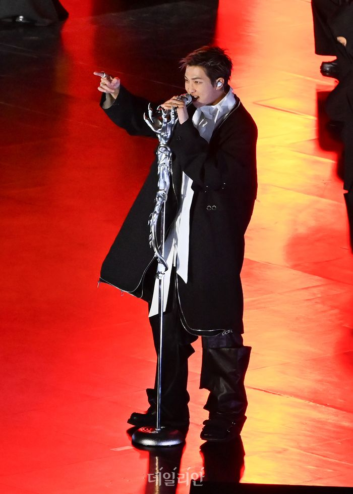 1774104705 639 BTS dai ca the gioi 7 dien mao cuc pham