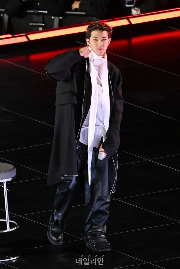 1774104707 406 BTS dai ca the gioi 7 dien mao cuc pham