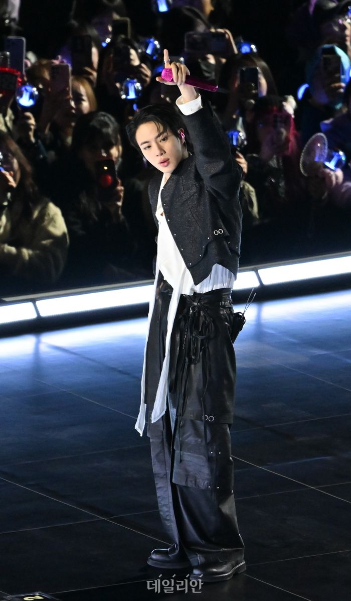 1774104711 68 BTS dai ca the gioi 7 dien mao cuc pham