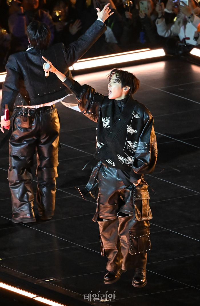 1774104722 109 BTS dai ca the gioi 7 dien mao cuc pham