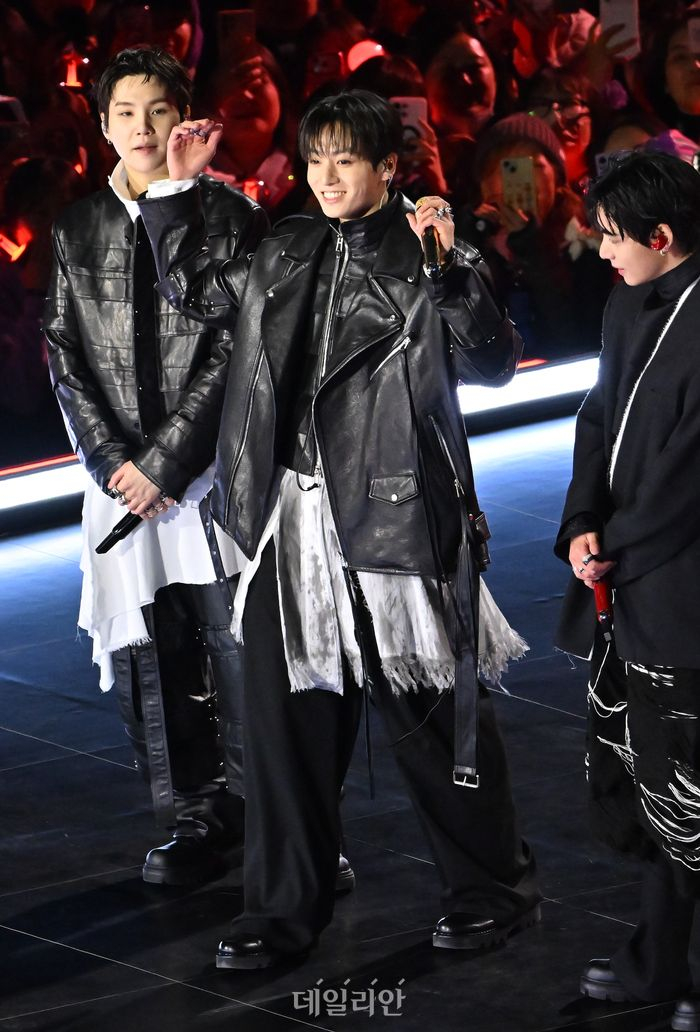 1774104738 375 BTS dai ca the gioi 7 dien mao cuc pham