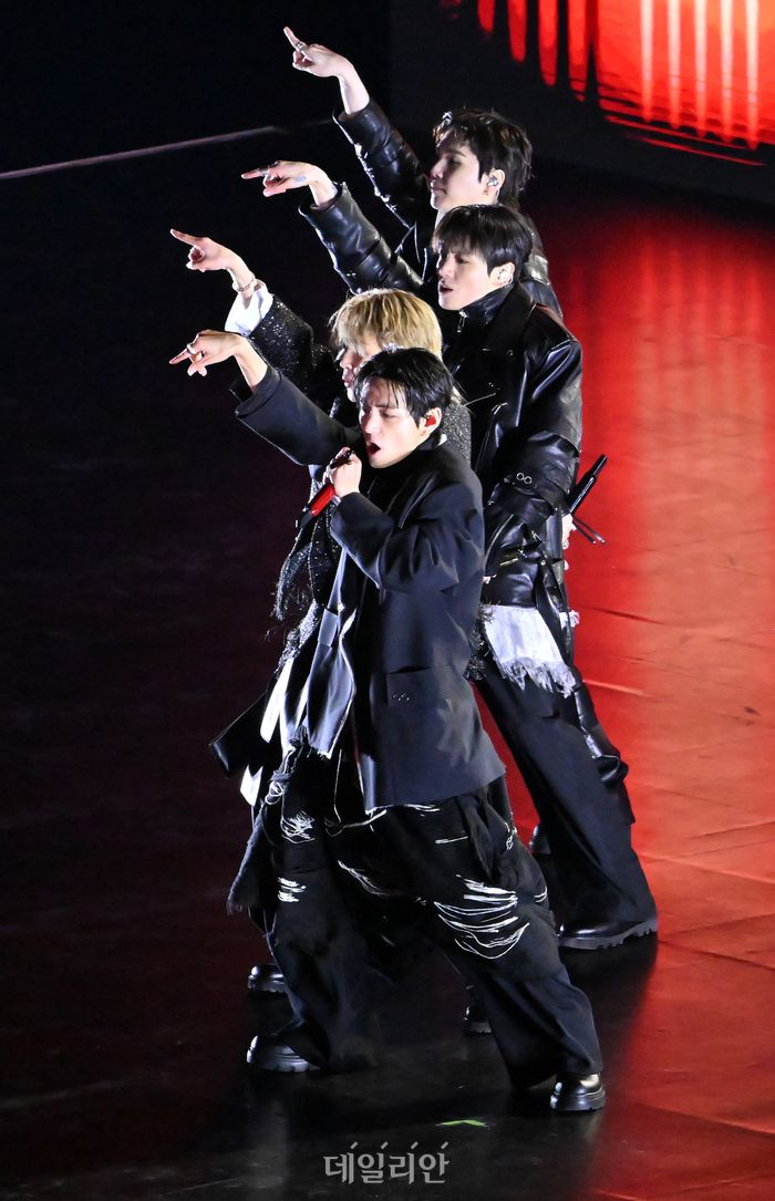 1774104747 516 BTS dai ca the gioi 7 dien mao cuc pham