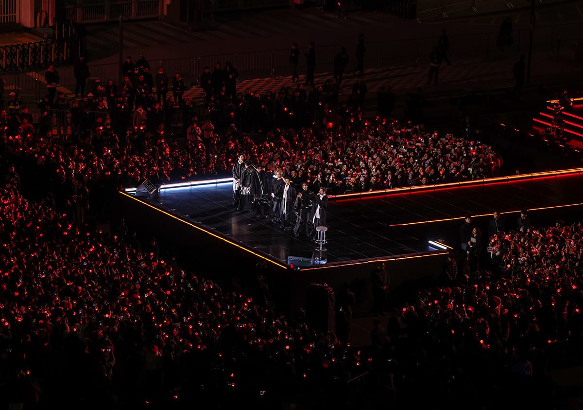 Trưởng nhóm BTS chấn thương chân, ngồi xe lăn bị 