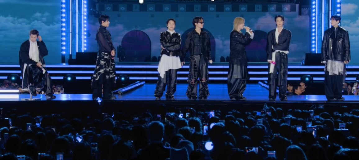 Trưởng nhóm BTS chấn thương chân, ngồi xe lăn bị 