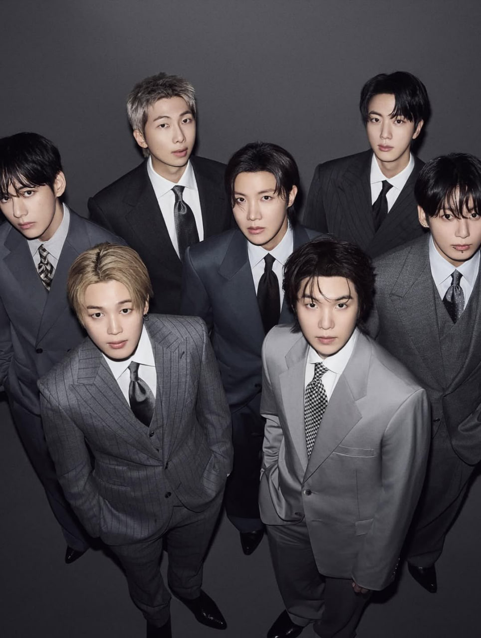 Trưởng nhóm BTS chấn thương chân, ngồi xe lăn bị 