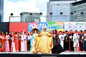 Áo dài rực rỡ trong lễ hội Việt Nam tại Osaka