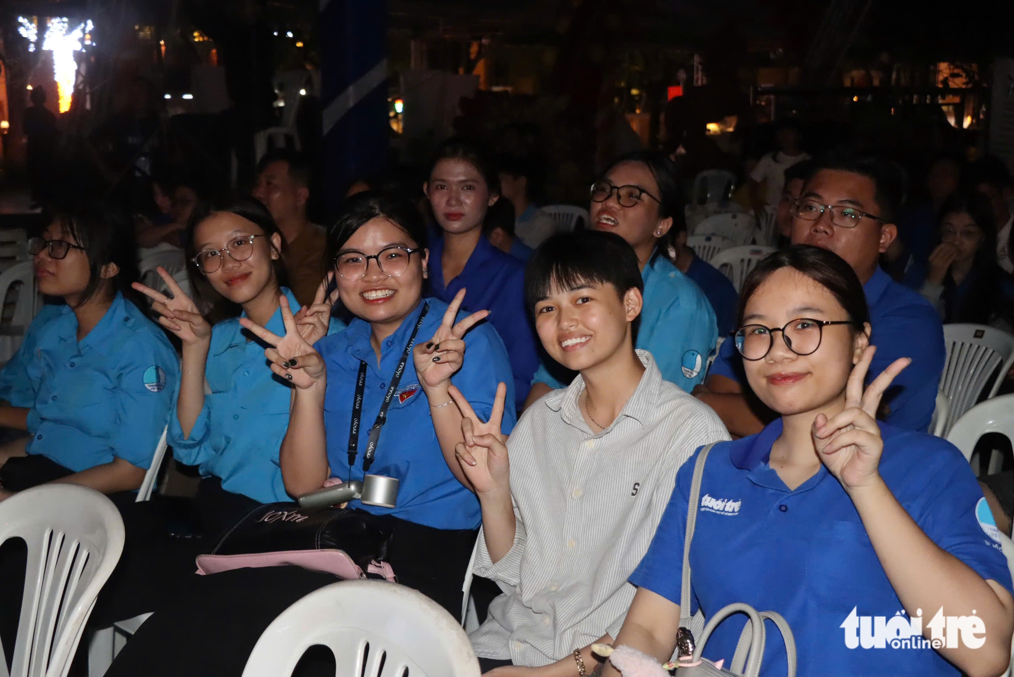 Nhạc sĩ Nguyễn Văn Chung và các nghệ sĩ cùng tuổi trẻ TP.HCM tắt đèn hưởng ứng Giờ Trái đất 2026 1 giờ trái đất - Ảnh 2.