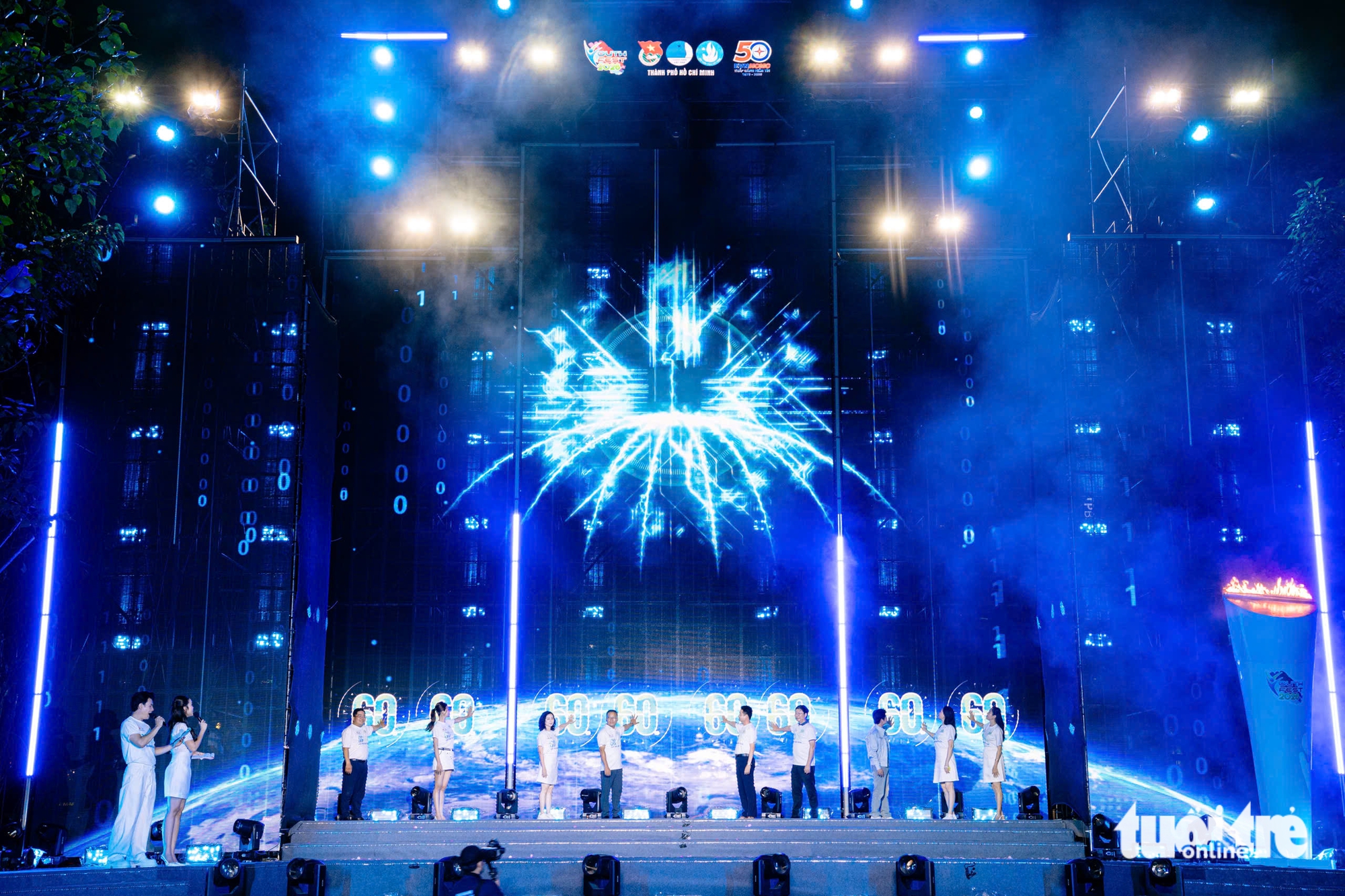 Nhạc sĩ Nguyễn Văn Chung và các nghệ sĩ cùng tuổi trẻ TP.HCM tắt đèn hưởng ứng Giờ Trái đất 2026 6 giờ trái đất - Ảnh 7.